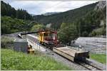 Der Bahndienst wird tätig. Nachdem die Carrerabachbrücke teilweise überflutet wurde, wird jetzt ein Baucontainer mit dem Te 2/2 81 gebracht. (09.08.2017)