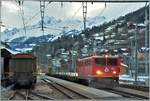 Ilanz ist ein bedeutender Güterbahnhof der RhB, vor allem für Valser Mineralwasser, Holz und Kehricht. Die Ge 6/6 II 705  Pontresina/Puntraschigna  bringt leere Wagen aus Untervaz und nimmt volle Wagen zurück, wobei diese Langholzwagen nur mit Schnee beladen sind.(08.03.2018)