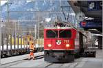 Ilanz ist ein bedeutender Güterbahnhof der RhB, vor allem für Valser Mineralwasser, Holz und Kehricht. Die Ge 6/6 II 705  Pontresina/Puntraschigna  bringt leere Wagen aus Untervaz und nimmt volle Wagen zurück.(08.03.2018)