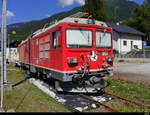 RhB - Gem 4/4 801 abgestellt mit Bahnzug im Bahnhofsareal von Trun am 27.07.2018 .. Standort der Fotografen auf einem Bahnübergang .. 