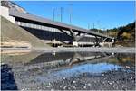 Elegant sieht sie aus die neue Hinterrheinbrücke in Reichenau-Tamins. In der letzten Nacht wurden die Geleise beideits auf die neue Brücke umgeschwenkt und angeschlossen. Ab heute Sonntag fahren alle Züge über die neue Brücke, zumindest solange bis die Alte erneuert ist. Für die Arbeiten ist sie bereits in Folie verpackt worden. (03.11.2018)