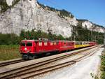 Erstmals im Jahr 2019. war die Erlebniszug Rheinschlucht auf der Strecke Reichenau - Ilanz.
Die Zuglok war die Altbaulok Ge 4/4 I. Hier ist bei der Abfahrt von Versam-Safien.
30.06.2019.