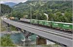 5737 mit der Ge 4/4 I 610  Viamala  und einer stattlichen Anhängelast überquert den Hinterrhein bei Reichenau-Tamins. (04.06.2020)