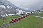 Auf der Rückfahrt von Disentis nach Scuol-Tarasp kommt die Ge 4/4 II 615 am 02.04.2022 im Bahnhof Sumvitg-Cumpadials an