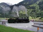 RhB Lok 107 kam Tender voraus aus Disentis und wird jetzt fr die Rckfahrt nach Chur gedreht.Sumvitg am 28.06.04