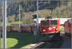 Zugskreuzung mit RE 1236 in Castrisch. Zug lok ist die Ge 6/6 II 706  Disentis/Mustr . (07.10.2007)