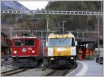 Der Gterzug mit Ge 6/6 II 706  Disentis/Mustr  wird vom RegioExpress mit Ge 4/4 III 645  Tujetsch  nach Disentis berholt.Somit fahren beide Loks mit Oberlnder Namen im Blockabstand Richtung Oberland. (10.12.2007)