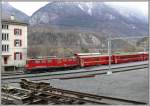 Auf dieser Seite des Rheins gibts neben dem Bahnhof Reichenau-Tamins nur das Haus, das auf diesem Bild zu sehen ist. Es heisst Beamtenhaus, obwohl dort schon lngst keine Beamten mehr wohnen. Ge 6/6 II 713  St.Moritz  heult mit dem RE nach Disentis vorbei.
(10.12.2007)