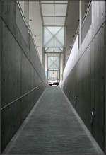 Grautöne -    Rampenaufgang am Bahnhof Disentis.