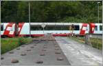 Die modernen durchrauschenden Wagen des Glacier Express bilden einen schnen Kontrast zur alten, genieteten Brcke ber den Rhein bei Valendas-Sagogn.