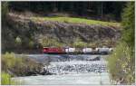 Leerer Zementzug aus Disentis mit Ge 6/6 II 705  Pontresina/Puntraschigna  zwischen Valendas und Versam. An dieser Stelle wurde beim letztjhrigen Hochwasser der Bahndamm vom Rhein untersplt. (17.04.2009)