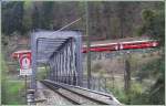Hinter der Vorderrheinbr�cke der Oberl�nder Linie f�hrt R1542 talw�rts nach Reichenau-Tamins.