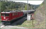 Ge 6/6 II 702  Curia  mit leerem Zementzug aus Sedrun nach Untervaz kurz vor Reichenau-Tamins. (16.04.2009)