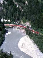 RhB Schnellzug GLACIER-EXPRESS B 902 von Zermatt nach St.Moritz vom 23.08.2000 in der Vorderrheinschlucht bei der Hochwassermarke zwischen Trin und Reichenau mit E-Lok Ge 4/4II 619 - A - WR 3817/3816