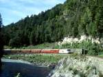 RhB Schnellzug GLACIER-EXPRESS C 904 von Zermatt nach Davos-Platz vom 01.09.1997 in der Vorderrhein-Schlucht bei der Hochwassermarke zwischen Trin und Reichenau mit E-Lok Ge 4/4III 643 - D 4225 - A