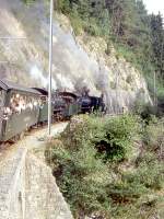 RhB Kursbuch-Dampfzug 6766 von Disentis nach Landquart vom 27.08.1995 bei der Hochwassermarke im Vorderrheintal zwischen Trin und Reichenau mit Dampflok-Dreifachbespannung G 3/4 1 - G 4/5 108 - G 4/5