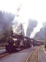 RhB Kursbuch-Dampfzug 6766 von Disentis nach Landquart vom 27.08.1995 in Trin mit Dampflok-Dreifachbespannung G 3/4 1 - G 4/5 108 - G 4/5 107 - B 2247 - D 4052I - B 2246 - A 1102 - B 2060 - B 2245