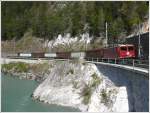 Ge 4/4 I  Surselva  zieht einen vollen Valserwasserzug talwrts zwischen Trin und Reichenau-Tamins.