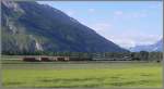 Eine Ge 4/4 I zieht den abendlichen Valserwasser-Leerzug nach Ilanz ber die Ebene bei Felsberg. (23.06.2010)