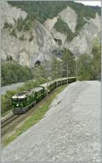 Früher, als die RhB wie die meisten Bahnen grün lackiert waren, fielen die Züge in der prächtigen Landschaft kaum auf.