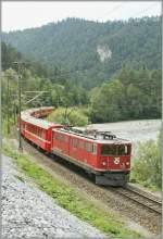 Die schne Ge 6/6 II 702 mit dem RE 1253 kurz vor der Station Versam-Safien am 13.