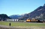 RhB GTERZUG 5238 von Disentis nach Landquart am 27.02.1998 zwischen Emser Werk und Domat/Ems mit E-Lok Ge 6/6I 411 - Ge 2/4 212 geschleppt - Kkw - Kkw - Kkw -Uce 8093 - Uce 8023 - Uce 8004 - Uce 8094