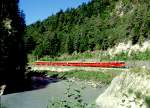 RhB REGIONALZUG 240 von Disentis nach Chur am 01.09.1997 in der Rheinschlucht bei der Hochwassermarke zwischen Trin und Reichenau mit E-Lok Ge 4/4II 614 - D 4210 - A 1267 - B 2444 - B 2380 - B 2433.