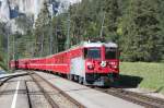 RE nach Scuol-Tarasp bei der Einfahrt in die Station Versam/Safien.16.09.11