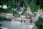 RhB GTERZUG 5250 von Ilanz nach Landquart am 23.08.2000 bei der Hochwassermarke zwischen Trin und Reichenau mit E-Lok Ge 4/4I 604 - 3x Haikv 51xx - Hinweis: gescanntes Dia  