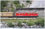 In strahlend neuem Glanz durchfhrt die Ge 6/6 II 707  Scuol  die Rheinschlucht bei Trin.