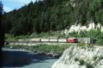 RhB Gterzug 5252 von Ilanz nach Landquart am 01.09.1997 bei der Hochwassermarke zwischen Trin und Reichenau mit E-Lok Ge 4/4I 608 - Haikv 5101 - Haikv 5104 - Haikv 5124 - Haiv 5136 - Hinweis: