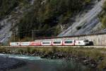 Ein kurzer Glacier-Express in der Rheinschlucht bei Trin nach Chur am 18.10.2013. Die letzten Sonnenstrahlen beleuchten den Zug mit der Ge 4/4 III 643  Vals .