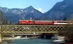 Am Zusammenfluss von Voderrhein und Hinterrhein bei Reichenau-Tamins wurde Ge 4/4 II 624 im April 1996 vor dem Glacier Express aufgenommen.