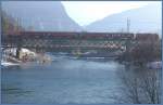 Ge 6/6 II 701  Raetia  berquert den Hinterrhein bei Reichenau-Tamins mit dem Regionalexpress nach Disentis. Links der einspurigen Brcke befindet sich der Bahnhof Reichenau-Tamins und rechts der Brcke die Verzweigung Richtung Disentis und St.Moritz. (31.01.2007)