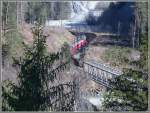 Nach der Durchfahrt durch den 83m langen Chrummwag-Tunnel berquert der RE 1249 den Vorderrhein.