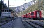 Ein RegioExpress nach Disentis/Mustr hlt in Versam-Safien mitten in der Rheinschlucht.Von hier fahren die Postbusse zum Teil noch ber Naturstrassen ins Safiental.