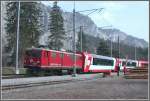 Ge 4/4 I 609  Linard  fhrt mit dem Glacier-Express in Versam-Safien ein und hat hier einen Kreuzungshalt.