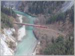 RE 1244 Scuol/Tarasp - Disentis berquert den Rhein unterhalb von Versam-Safien in der Vorderrheinschlucht.
