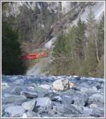 RE 1250 mit Ge 4/4 I 609  Linard  erscheint auf der andern Seite des Vorderrheins.