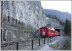 RE 1252 verschwindet in der Steinschlaggalerie vor Valendas.