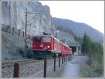 Ge 4/4 I 609  Linard  kehrt mit dem  Arbeiterzug  aus Ilanz zurck und hat soeben die beschdigte Galerie verlassen. Offensichtlich ist die vordere rechte Lampe defekt. (17.04.2007)