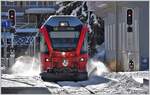 R1433 mit Allegra ABe 8/12 3512 tifft in Arosa ein. (05.12.2017)