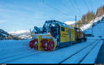 Schneeschleuder Xrot mt 95401 zusammen mit Gmf 4/4 242 am 24. Januar 2018 im Bahnhof Langwies.