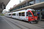 Der ABe 8/12 3512  Jörg Jenatsch  mit der ABB Werbung steht auf dem Bahnhofplatz in Chur