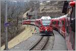 R1441 mit ABe 8/12 3508 nach Arosa kreuzt in Lüen-Castiel den R1440 von Arosa. (05.03.2020)