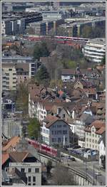 R1432 aus Arosa hält in Chur Stadt, im Hintergrund ist die Abstellanlage in Chur Gbf zu sehen. (05.04.2020)