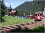 Auf der Rckkehr von einer sehr erfolgreichen Pilztour, begegnet mir oberhalb von Litzirti Regionalzug 1446 auf der Fahrt nach Chur. Am Schluss fhrt er zwei Verstrkungswagen, die typisch sind fr die Arosabahn und die einen tollen Blick auf die Strecke gewhren.Bemerkenswert ist auch das eigenwillige Haus mit dem schnen Blumenschmuck, dass hier vllig allein an der Strecke zwischen Litzirti und Arosa steht. (25.07.2007)