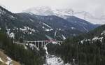 In der grandiosen Landschaft der Weissfluhgruppe wirkt nicht nur der von einem ABe 8/12 geführte Zug der Arosabahn, sondern auch der 284 m lange und 62 m hohe Langwieser Viadukt winzig.