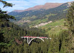 Regionalzug von Chur nach Arosa auf dem imposanten, 287 m langen Langwieser Viadukt in der Nähe der Station Langwies. Langwies, 12.10.2023