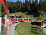 Regionalzug von Arosa nach Chur in der malerischen Berglandschaft zwischen Langwies und Peist.